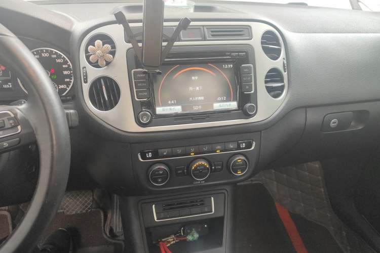Used Volkswagen Tiguan 2015 1.8TSI Automatic Two-Wheel Drive Luxury Model Audio And AC Panel