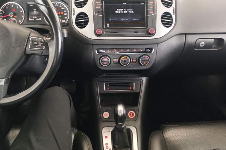 Used Volkswagen Tiguan 2015 1.8TSI Automatic All-Wheel-Drive Luxury Model Audio And AC Panel