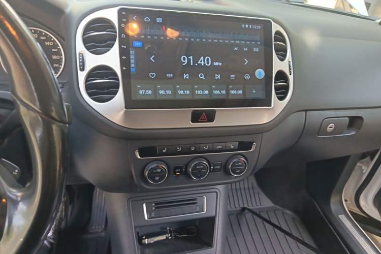 Used Volkswagen Tiguan 2015 1.8TSI Automatic All-Wheel-Drive Luxury Model Audio And AC Panel