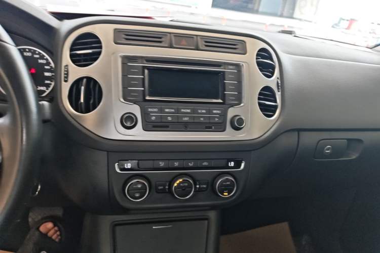Used Volkswagen Tiguan 2015 1.8TSI Automatic Two-Wheel Drive Comfort Edition Audio And AC Panel