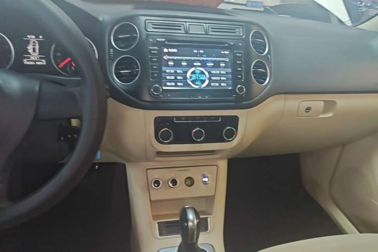 Used Volkswagen Tiguan 2015 1.8TSI Automatic Two-Wheel Drive Trend Edition Audio And AC Panel