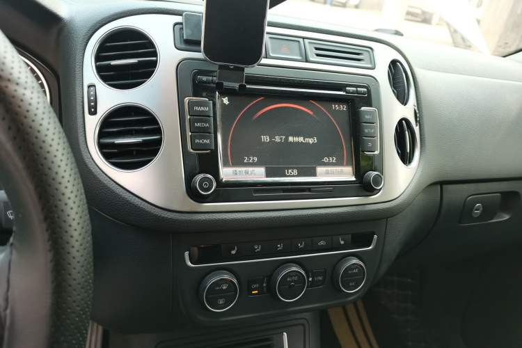 Used Volkswagen Tiguan 2015 1.8TSI Automatic Two-Wheel Drive Luxury Model Audio And AC Panel