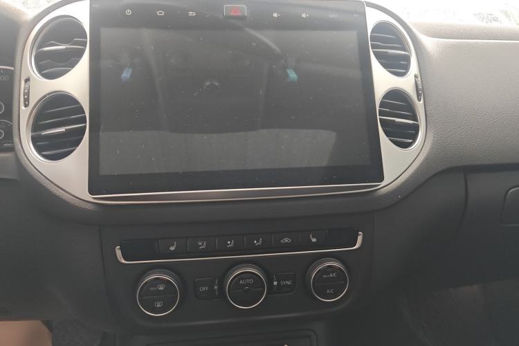 Used Volkswagen Tiguan 2015 2.0 TSI Automatic All-Wheel Drive Luxury Edition Audio And AC Panel