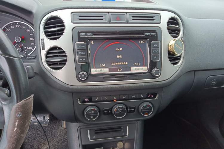 Used Volkswagen Tiguan 2015 1.8TSI Automatic All-Wheel-Drive Luxury Model Audio And AC Panel
