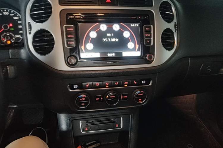 Used Volkswagen Tiguan 2015 1.8TSI Automatic Two-Wheel Drive Luxury Model Audio And AC Panel
