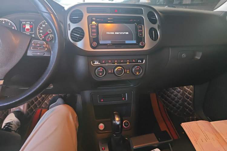Used Volkswagen Tiguan 2015 2.0 TSI Automatic All-Wheel Drive Luxury Edition Audio And AC Panel