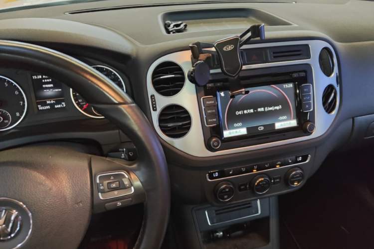 Used Volkswagen Tiguan 2015 1.8TSI Automatic Two-Wheel Drive Luxury Model Audio And AC Panel