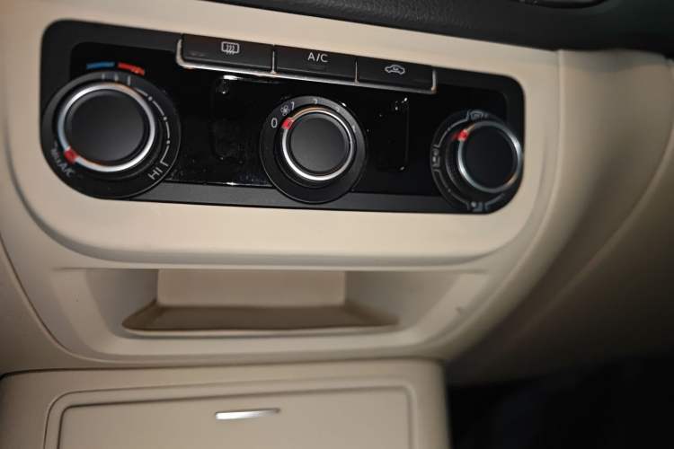 Used Volkswagen Tiguan 2015 1.8TSI Automatic Two-Wheel Drive Trend Edition Audio And AC Panel