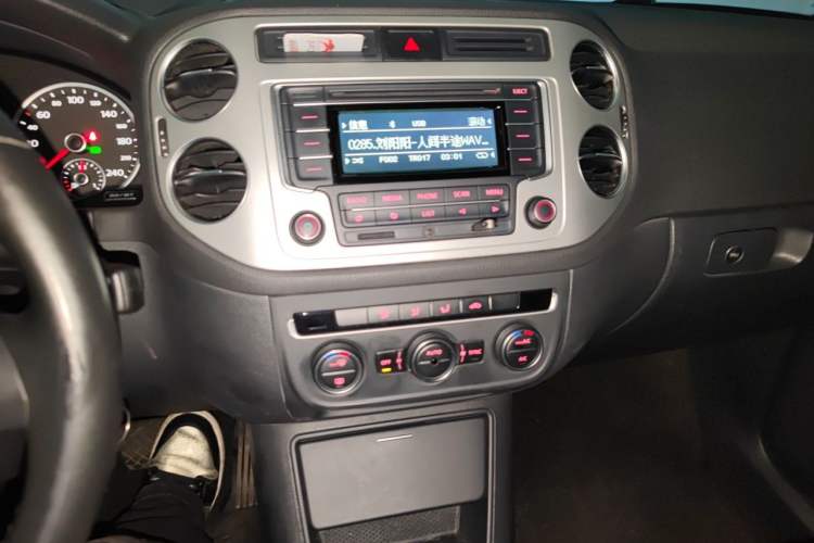 Used Volkswagen Tiguan 2015 1.8TSI Automatic Two-Wheel Drive Comfort Edition Audio And AC Panel