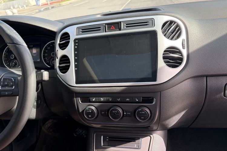 Used Volkswagen Tiguan 2015 2.0 TSI Automatic All-Wheel Drive Luxury Edition Audio And AC Panel