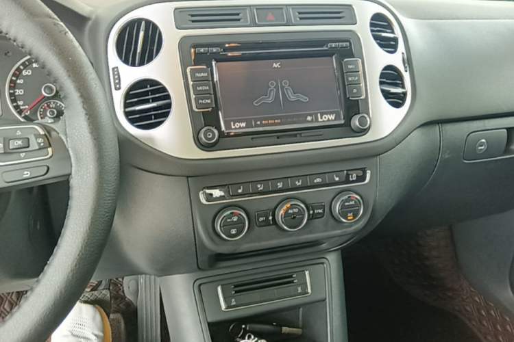 Used Volkswagen Tiguan 2015 1.8TSI Automatic Two-Wheel Drive Luxury Model Audio And AC Panel