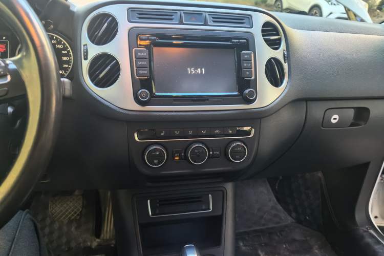 Used Volkswagen Tiguan 2015 1.8TSI Automatic All-Wheel-Drive Luxury Model Audio And AC Panel