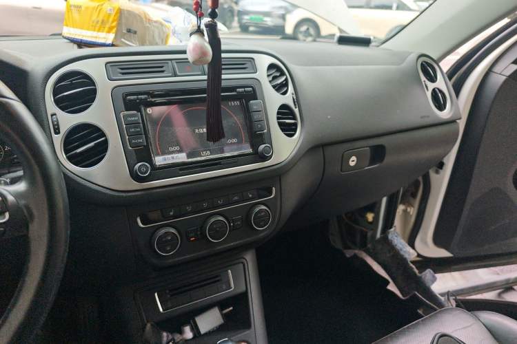 Used Volkswagen Tiguan 2015 1.8TSI Automatic Two-Wheel Drive Luxury Model Audio And AC Panel