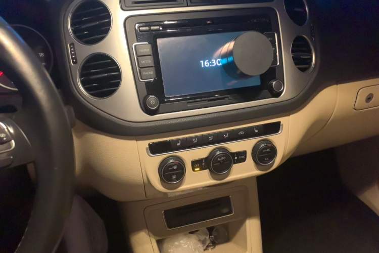 Used Volkswagen Tiguan 2015 1.8TSI Automatic Two-Wheel Drive Luxury Model Audio And AC Panel