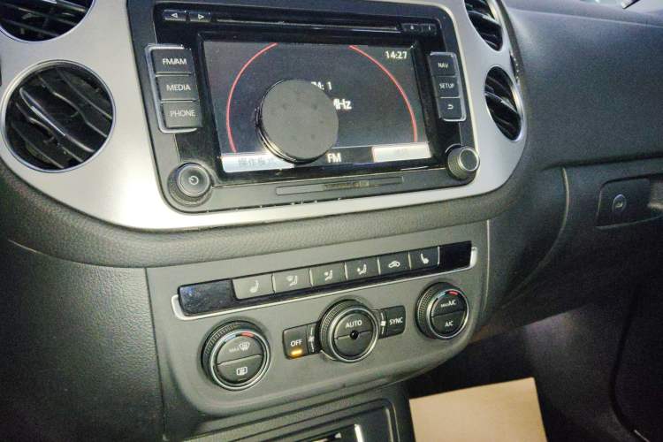 Used Volkswagen Tiguan 2015 1.8TSI Automatic Two-Wheel Drive Luxury Model Audio And AC Panel