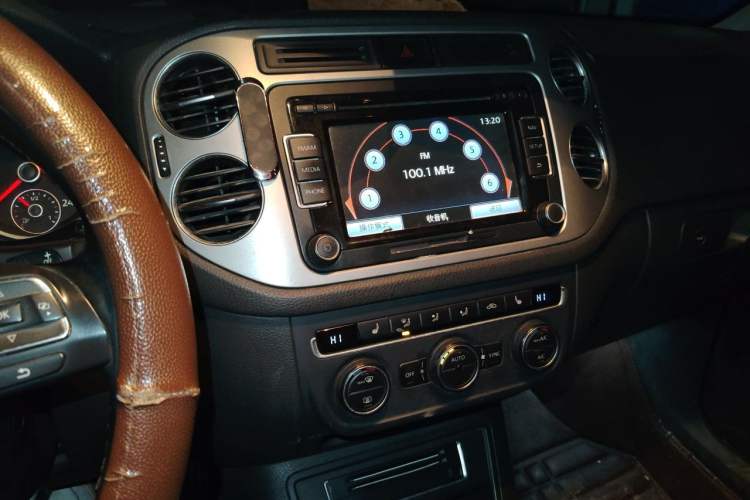 Used Volkswagen Tiguan 2015 2.0 TSI Automatic All-Wheel Drive Luxury Edition Audio And AC Panel