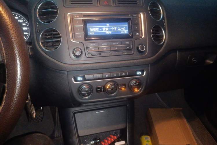 Used Volkswagen Tiguan 2015 1.4TSI Manual Two-Wheel Drive BlueMotion Edition Audio And AC Panel
