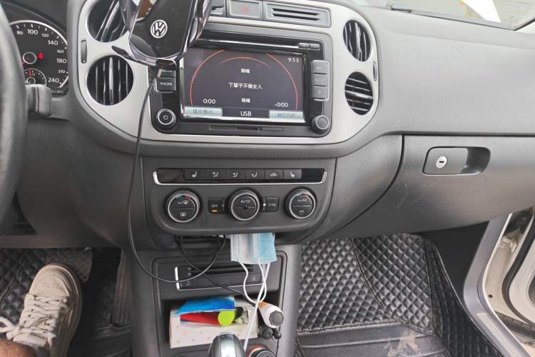 Used Volkswagen Tiguan 2015 1.8TSI Automatic All-Wheel-Drive Luxury Model Audio And AC Panel