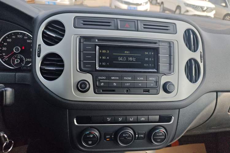 Used Volkswagen Tiguan 2015 1.8TSI Automatic Two-Wheel Drive Comfort Edition Audio And AC Panel