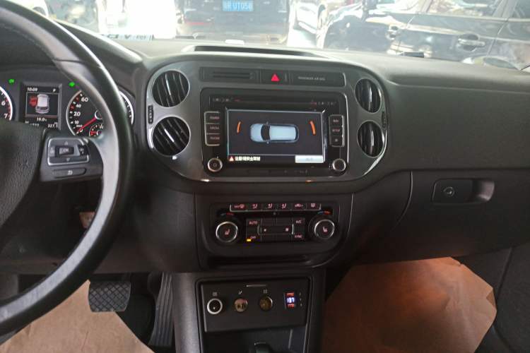 Used Volkswagen Tiguan 2015 2.0 TSI Comfort Edition Audio And AC Panel