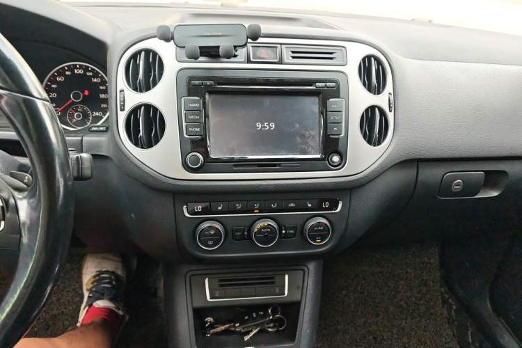 Used Volkswagen Tiguan 2015 1.8TSI Automatic Two-Wheel Drive Luxury Model Audio And AC Panel