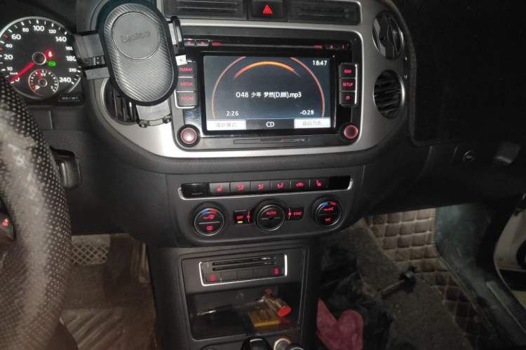 Used Volkswagen Tiguan 2015 1.8TSI Automatic Two-Wheel Drive Luxury Model Audio And AC Panel