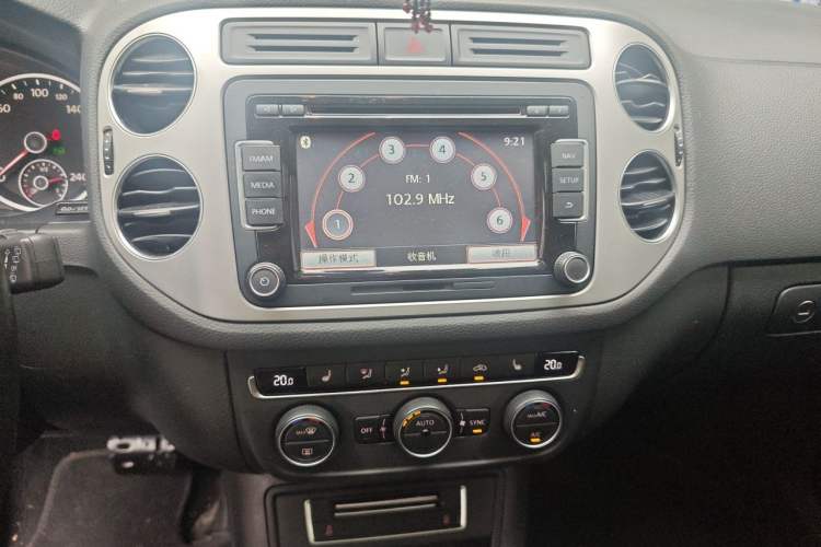 Used Volkswagen Tiguan 2015 1.8TSI Automatic All-Wheel-Drive Luxury Model Audio And AC Panel