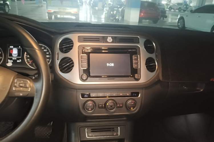 Used Volkswagen Tiguan 2015 2.0 TSI Automatic All-Wheel Drive Luxury Edition Audio And AC Panel