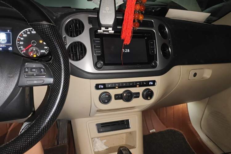 Used Volkswagen Tiguan 2015 1.8TSI Automatic All-Wheel-Drive Luxury Model Audio And AC Panel