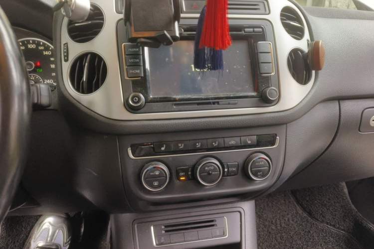 Used Volkswagen Tiguan 2015 1.8TSI Automatic Two-Wheel Drive Luxury Model Audio And AC Panel