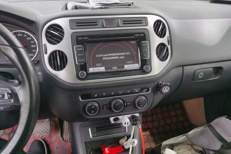 Used Volkswagen Tiguan 2015 2.0 TSI Automatic All-Wheel Drive Luxury Edition Audio And AC Panel