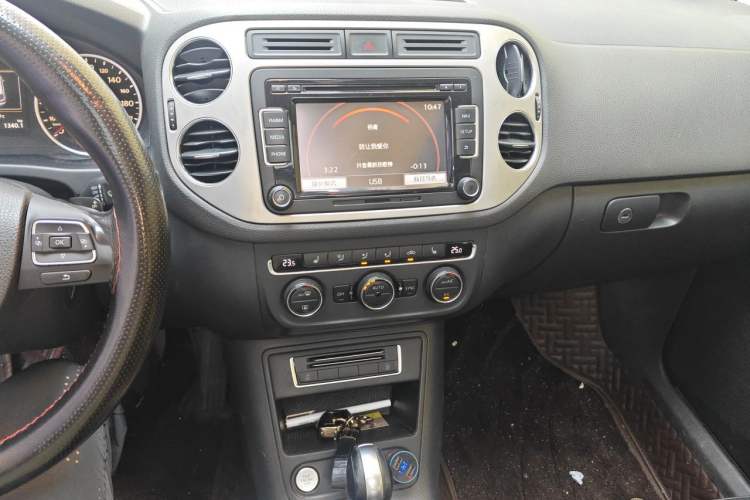 Used Volkswagen Tiguan 2015 1.8TSI Automatic Two-Wheel Drive Luxury Model Audio And AC Panel