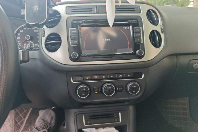 Used Volkswagen Tiguan 2015 1.8TSI Automatic Two-Wheel Drive Luxury Model Audio And AC Panel