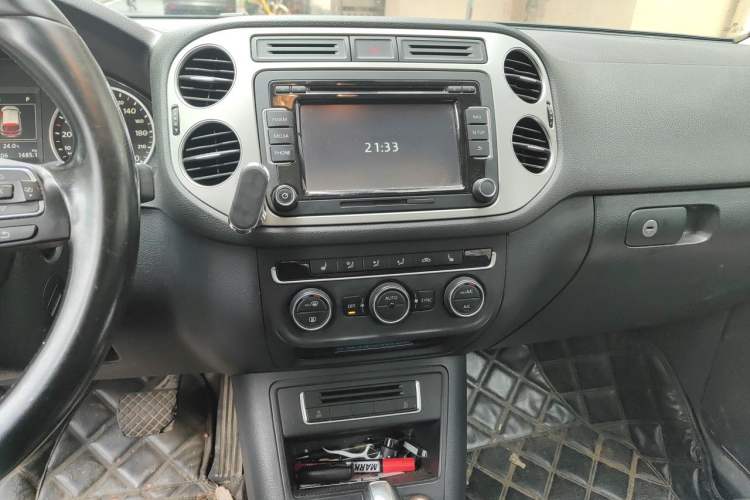 Used Volkswagen Tiguan 2015 1.8TSI Automatic Two-Wheel Drive Luxury Model Audio And AC Panel