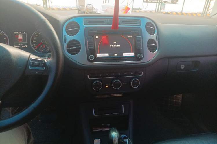 Used Volkswagen Tiguan 2015 1.8TSI Automatic All-Wheel-Drive Luxury Model Audio And AC Panel