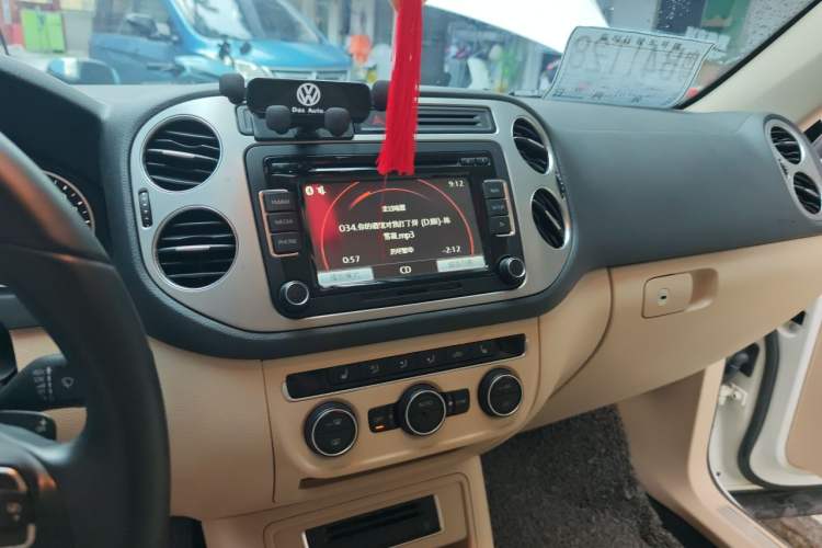 Used Volkswagen Tiguan 2015 1.8TSI Automatic All-Wheel-Drive Luxury Model Audio And AC Panel