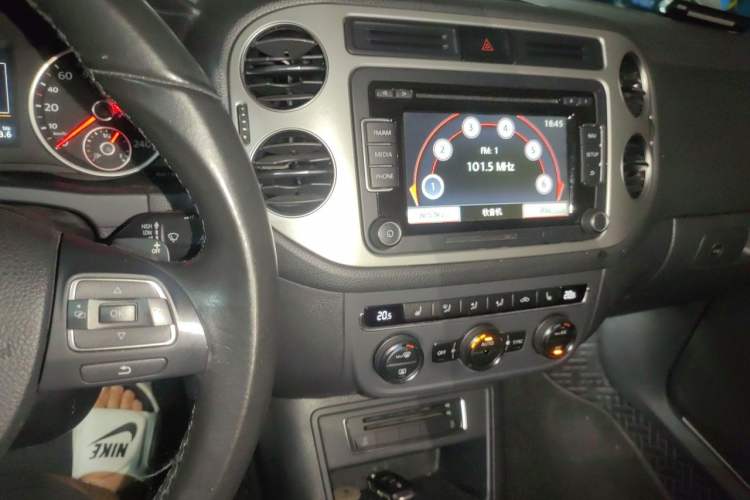 Used Volkswagen Tiguan 2015 1.8TSI Automatic Two-Wheel Drive Luxury Model Audio And AC Panel