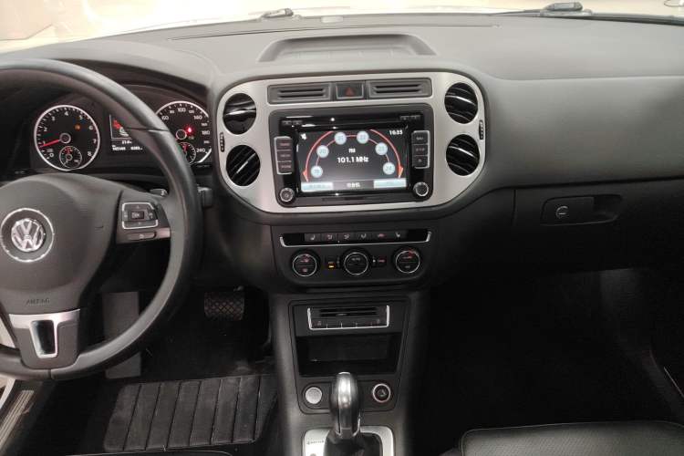 Used Volkswagen Tiguan 2015 1.8TSI Automatic All-Wheel-Drive Luxury Model Audio And AC Panel