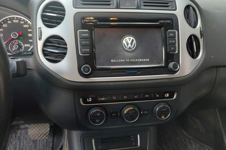Used Volkswagen Tiguan 2015 1.8TSI Automatic Two-Wheel Drive Luxury Model Audio And AC Panel