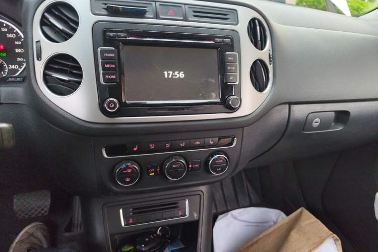 Used Volkswagen Tiguan 2015 1.8TSI Automatic All-Wheel-Drive Luxury Model Audio And AC Panel