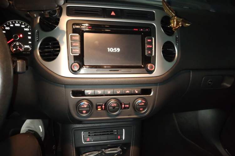 Used Volkswagen Tiguan 2015 1.8TSI Automatic Two-Wheel Drive Luxury Model Audio And AC Panel