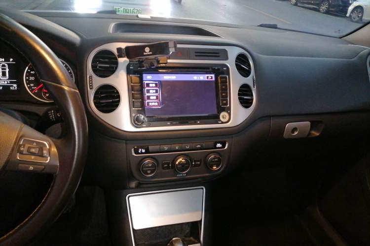 Used Volkswagen Tiguan 2015 1.8TSI Automatic Two-Wheel Drive Comfort Edition Audio And AC Panel