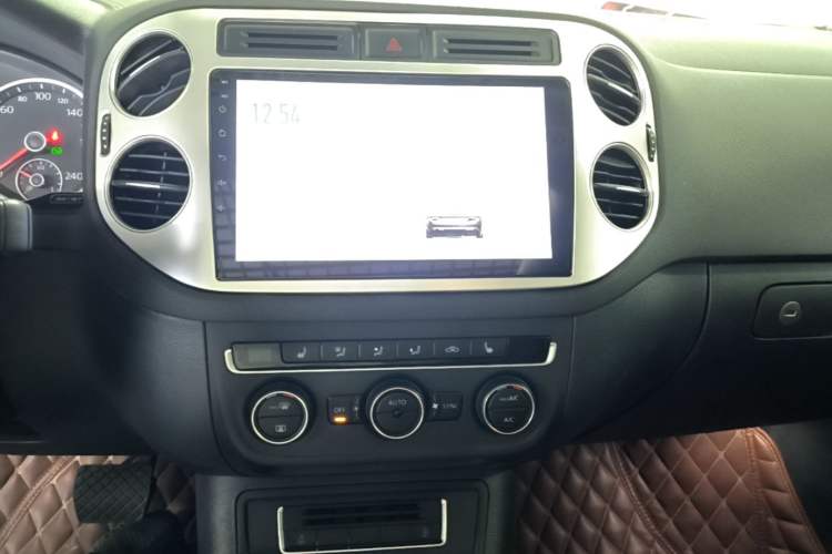 Used Volkswagen Tiguan 2015 1.8TSI Automatic Two-Wheel Drive Luxury Model Audio And AC Panel