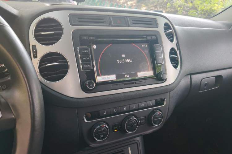 Used Volkswagen Tiguan 2015 2.0 TSI Automatic All-Wheel Drive Flagship Edition Audio And AC Panel
