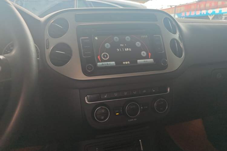 Used Volkswagen Tiguan 2015 1.8TSI Automatic Two-Wheel Drive Luxury Model Audio And AC Panel
