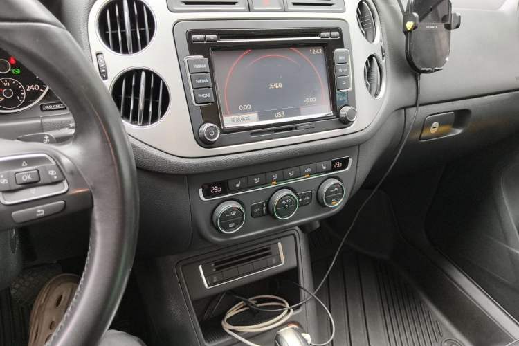 Used Volkswagen Tiguan 2015 1.8TSI Automatic Two-Wheel Drive Luxury Model Audio And AC Panel