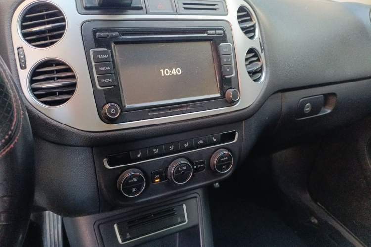 Used Volkswagen Tiguan 2015 1.8TSI Automatic Two-Wheel Drive Luxury Model Audio And AC Panel