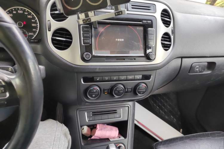Used Volkswagen Tiguan 2015 1.8TSI Automatic All-Wheel-Drive Luxury Model Audio And AC Panel