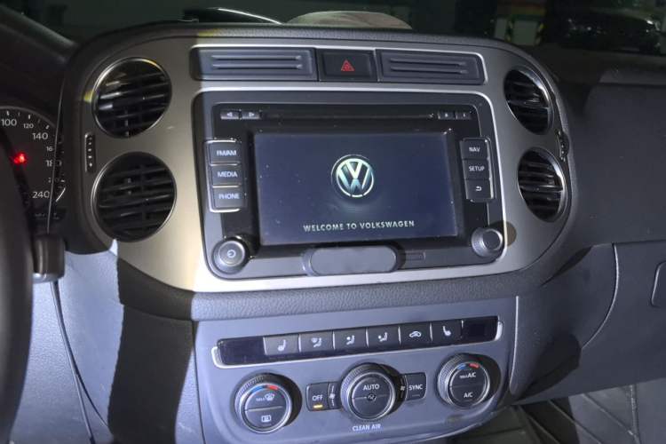 Used Volkswagen Tiguan 2015 1.8TSI Automatic Two-Wheel Drive Luxury Model Audio And AC Panel