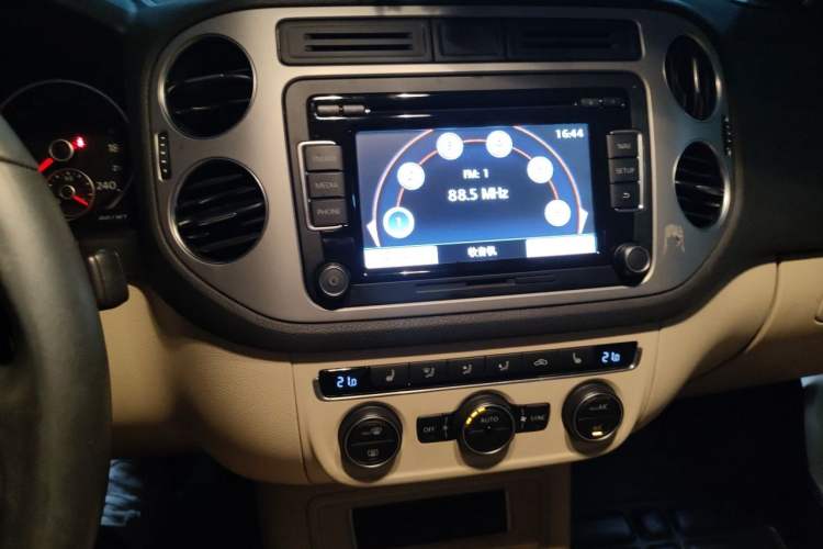Used Volkswagen Tiguan 2015 1.8TSI Automatic Two-Wheel Drive Luxury Model Audio And AC Panel